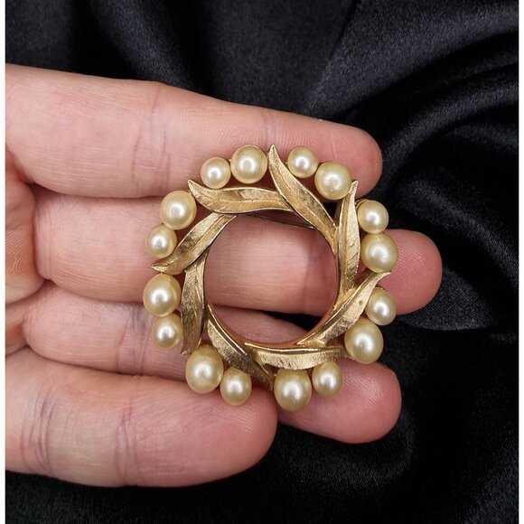 Vintage 1960s Trifari Signed Gold-Tone Leaf & Faux Pearl Wreath Brooch Pin - Picture 4 of 5